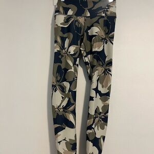 Old Navy Women’s high waisted powersoft 7/8 leggings. Navy/Olive/Cream